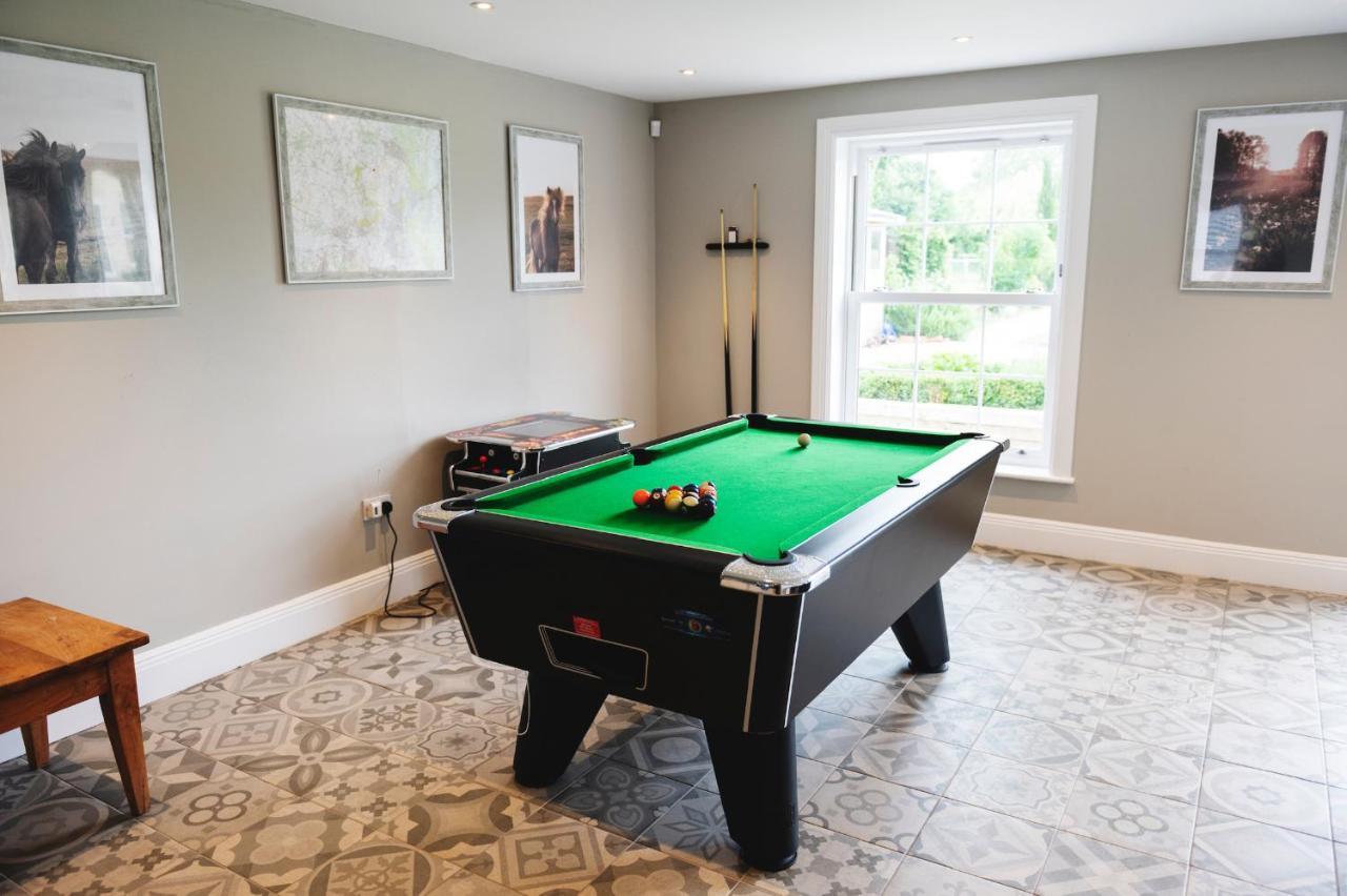 Large Country House - Hot Tub - Pool Table - Bbq - 5 Bedrooms - Log Burner Three Legged Cross Екстериор снимка