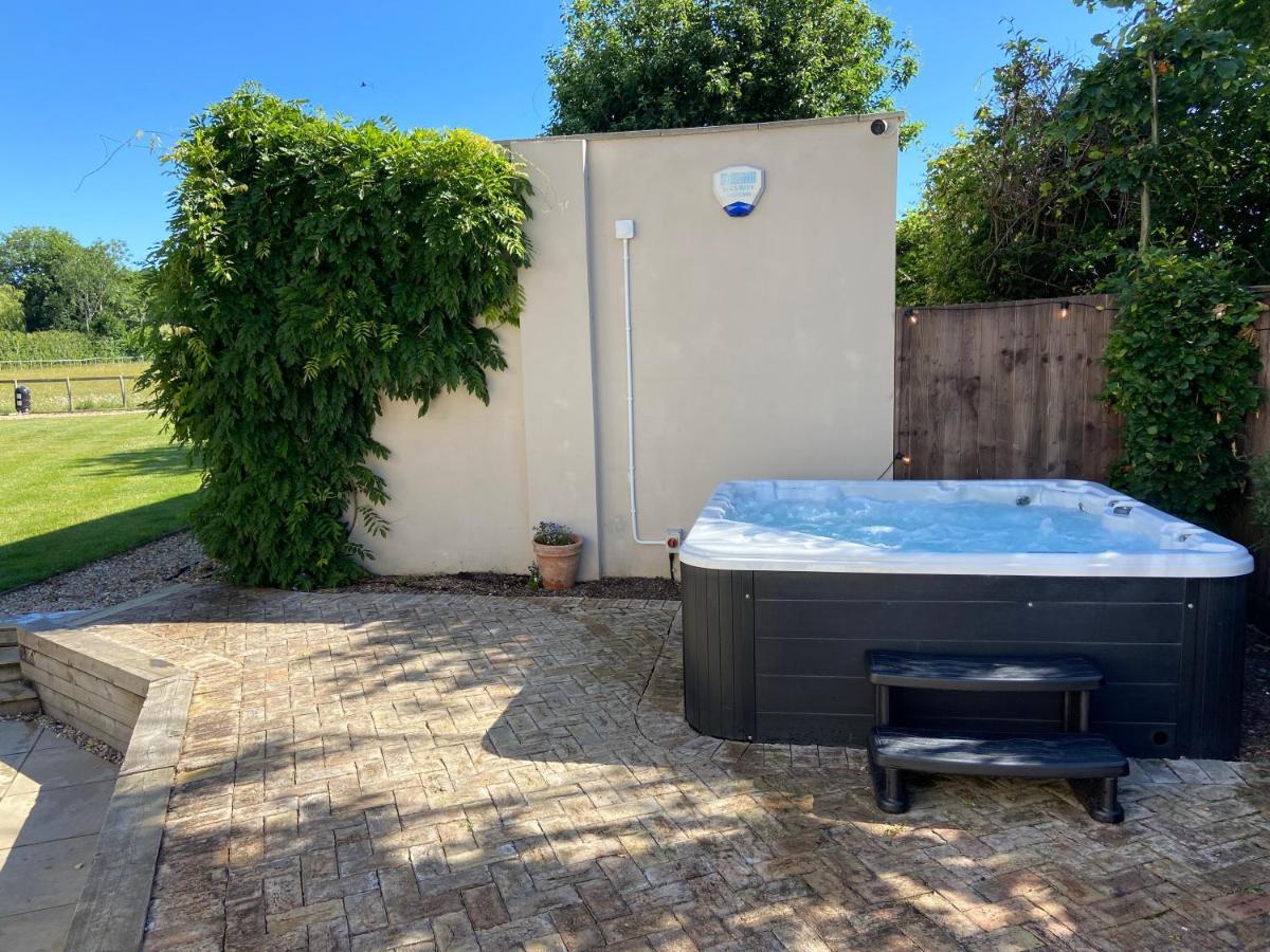 Large Country House - Hot Tub - Pool Table - Bbq - 5 Bedrooms - Log Burner Three Legged Cross Екстериор снимка